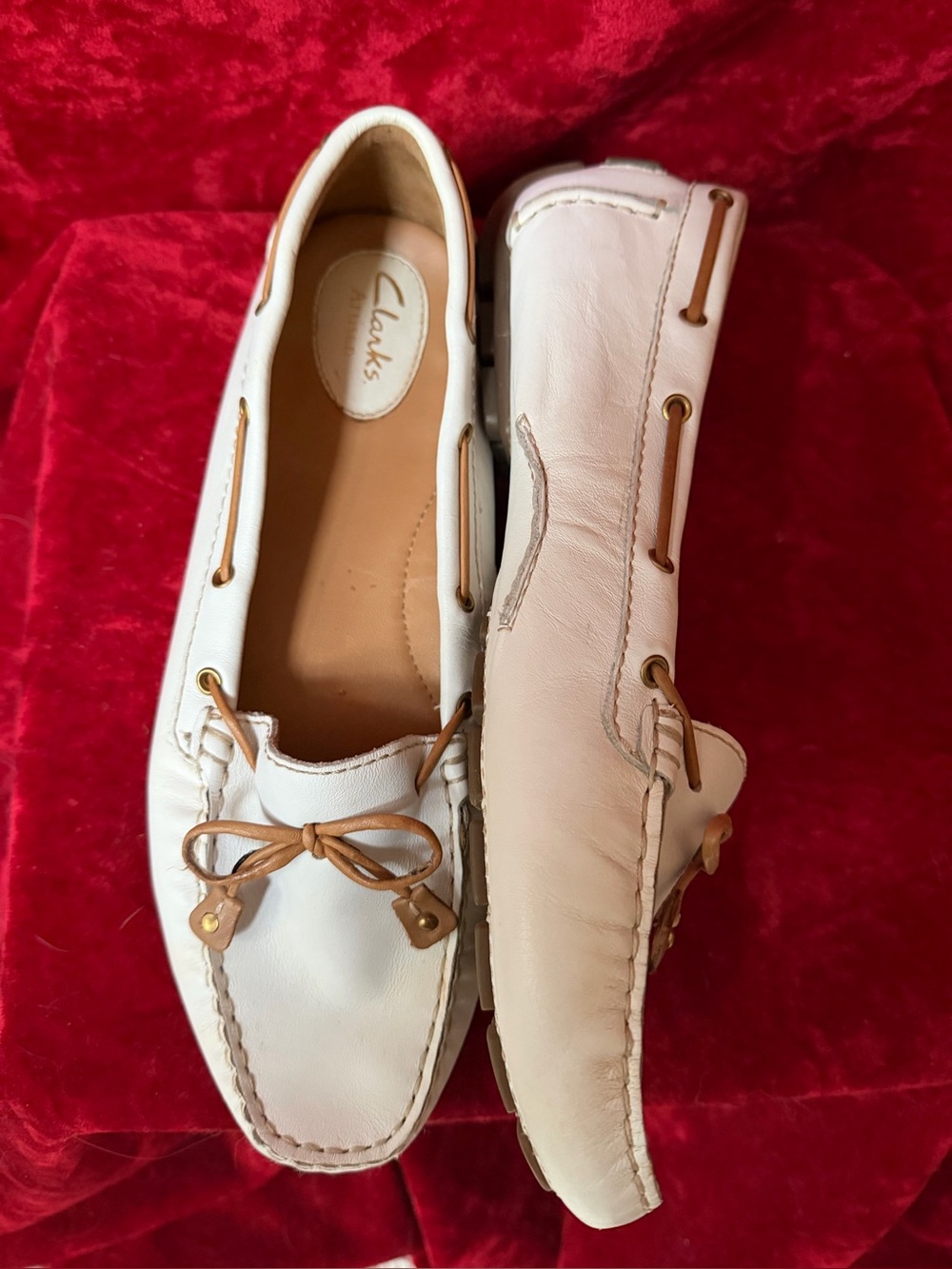 Vtg Clarks Artisan Women’s White Leather Driving Mocs Loafers Tan Trim Sz 9.5 - Picture 2 of 6